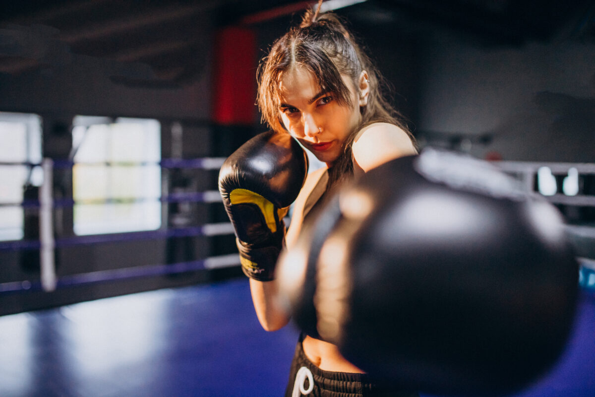 Mulher treinando boxe, representando força e determinação no esporte